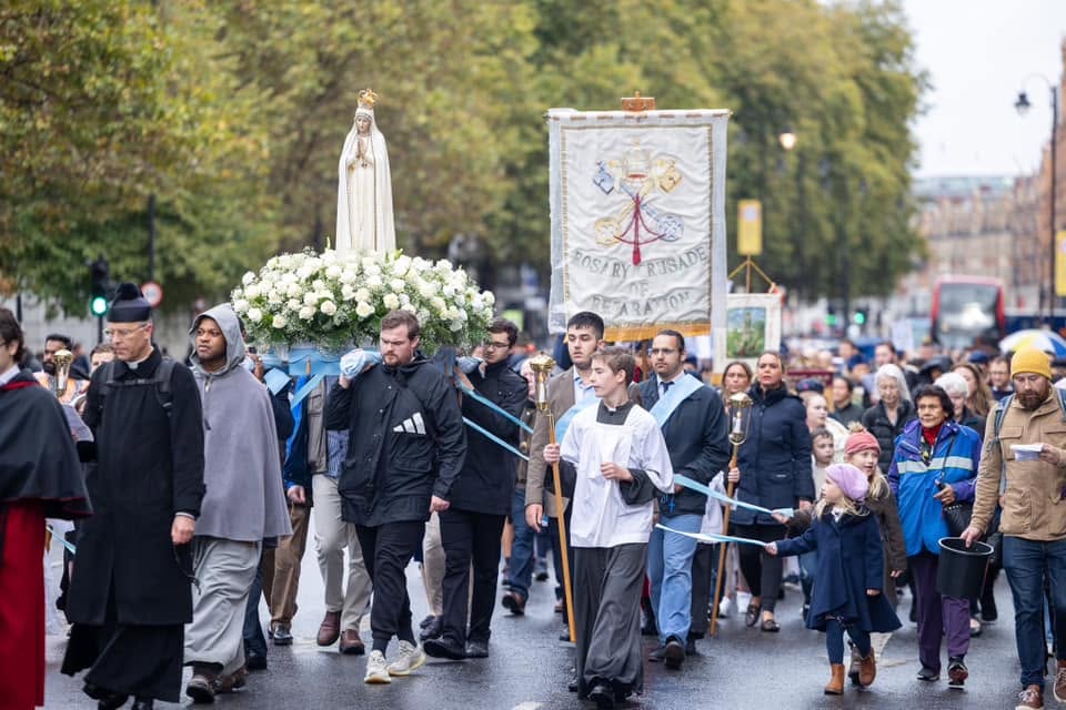 Procession carrying the statue of Our Lady of Fatima with the Rosary Crusade of Reparation banner