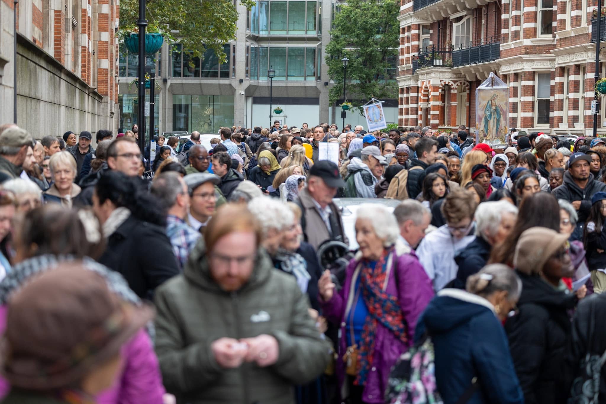 Crowd of faithful gathered in the street during the Rosary Crusade procession